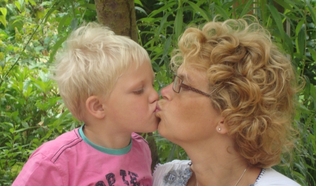 <p>Heleen met haar zoontje, hier nog een stukje jonger.</p>