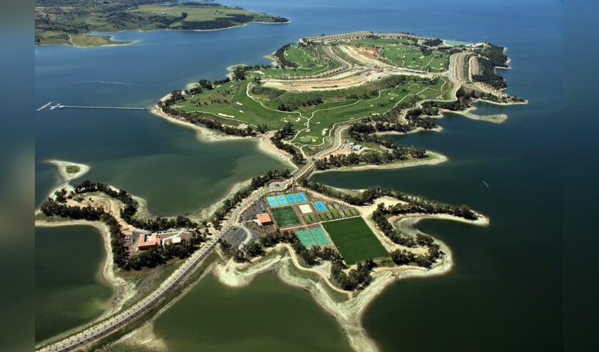 Het 'golfeiland' Valdecañas biedt een bizarre aanblik van bovenaf.