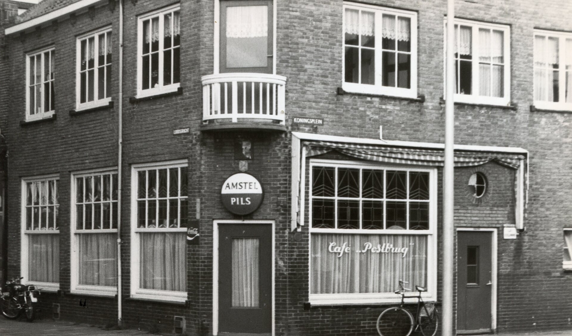 Café De Postbrug dat al sinds de bouw enkele verbouwingen had ondergaan.