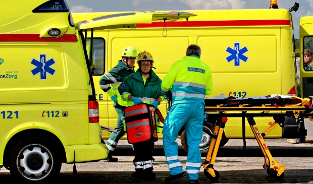 <p>Ambulance belemmerd door man. </p>