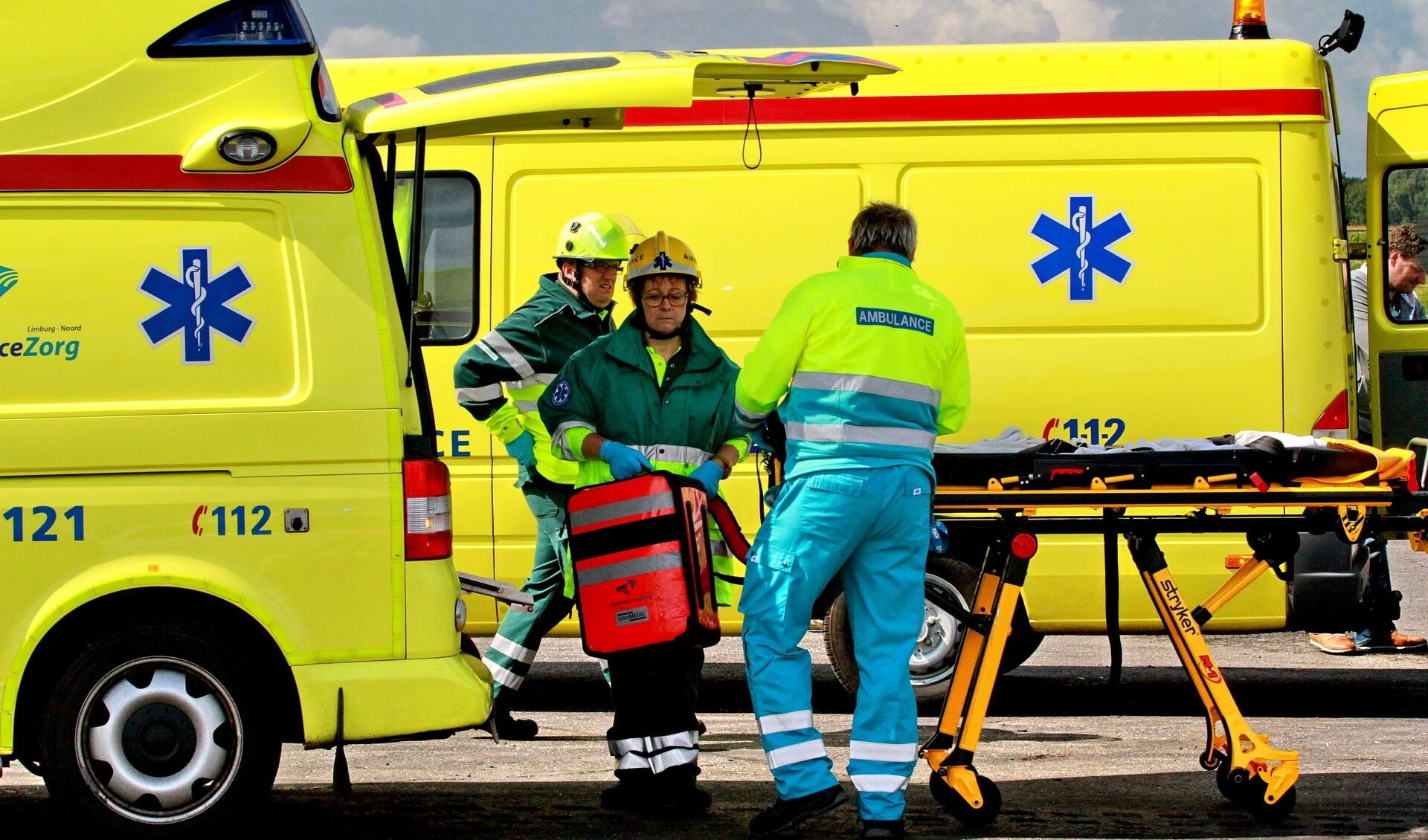 Ambulance op Bernhardplein belemmerd door man. 