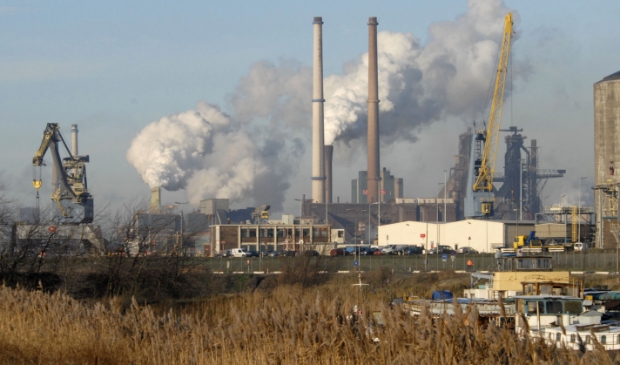 Provincie Noord-Holland heeft de vergunning van de Kooksfabrieken van Tata Steel in IJmuiden laten vergelijken met de daadwerkelijke situatie.