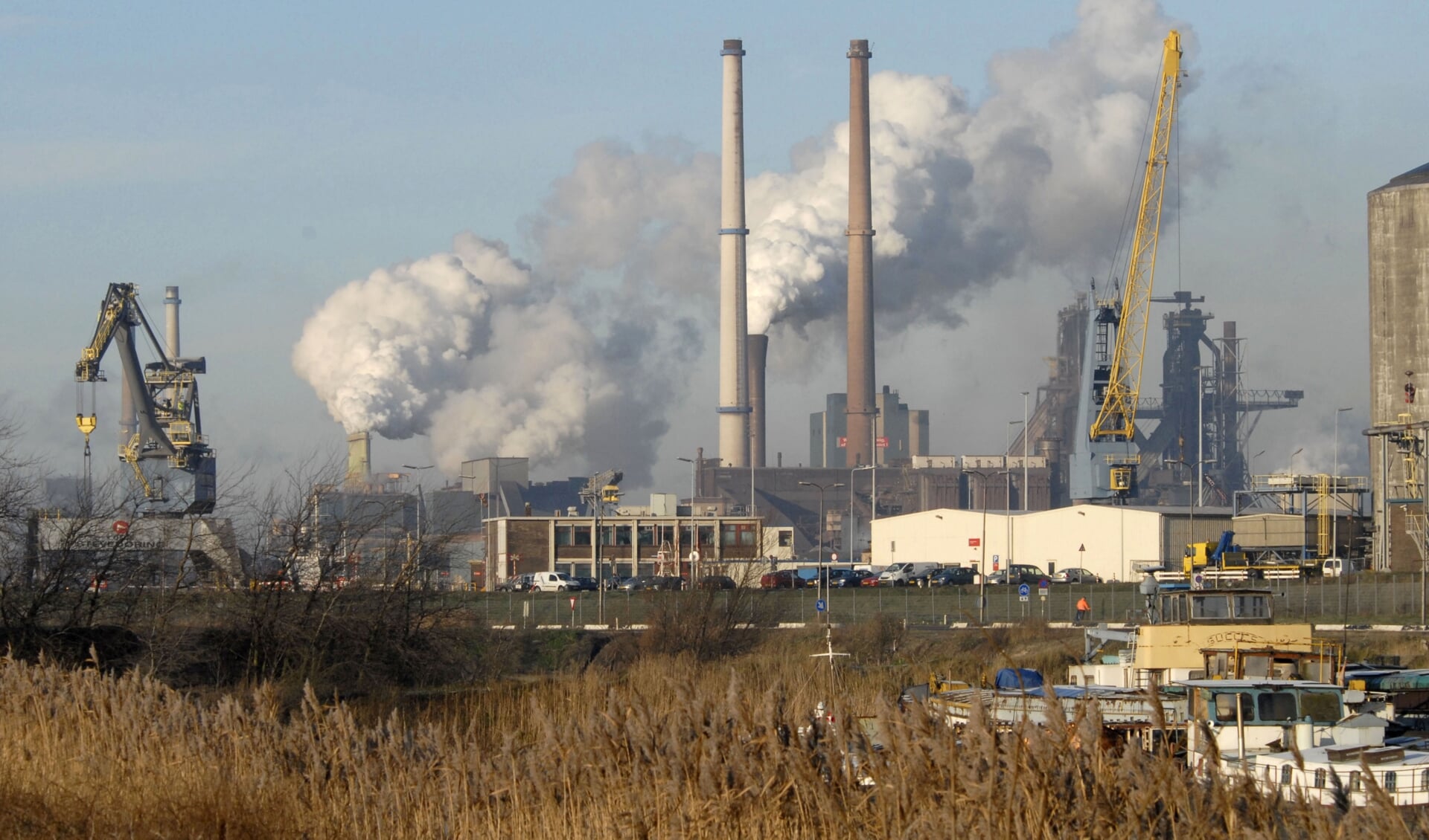  Provincie Noord-Holland heeft de vergunning van de Kooksfabrieken van Tata Steel in IJmuiden laten vergelijken met de daadwerkelijke situatie.