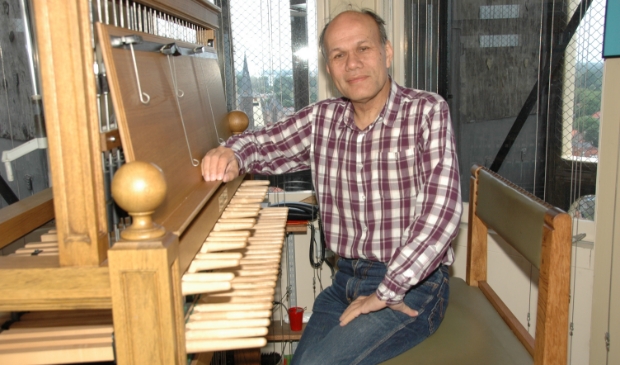 Beiaardier Frits Reynaert in de Zuidertoren.