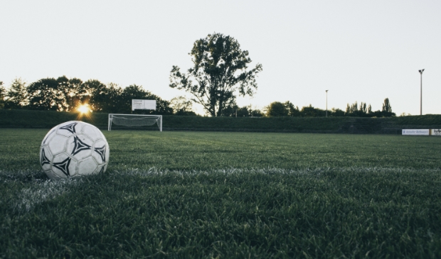 <p>Een wereldgoal vanaf de middenlijn van Justin Recourt</p>