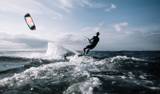 Veel kitesurfers in overtreding op het water.