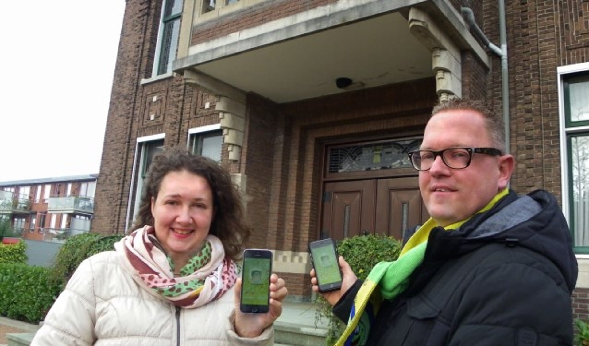 Mariëlla en Iwan Vervoort introduceren de nieuwe Krooshappers App bij het voormalige gemeentehuis, waar ook de onthulling van prins en hofdames plaatsvindt. FOTO: Morvenna Goudkade