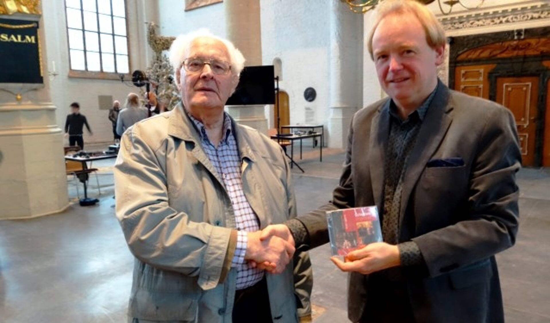 Arjen Leistra bood zijn oud-leermeester Jan J. van den Berg zaterdag een exemplaar van zijn nieuwe cd aan. Meer informatie over de cd staat op: www.arjenleistra.nl. (tekst/foto: Conno Bochoven) 