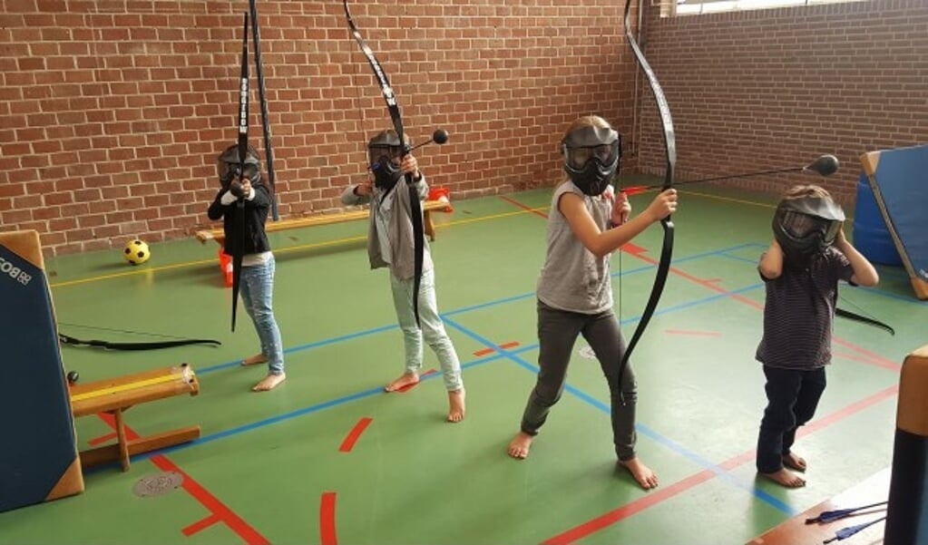 Kinderen maken tijdens de sportdag in De Schilp kennis met diverse verschillende sporten.