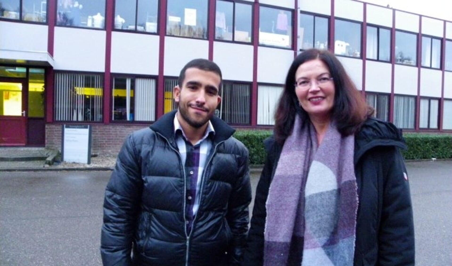 Suzanne Hetyey en Wael Akawi bij de voedselbank van Care for Family in Waddinxveen. Foto: Morvenna Goudkade.