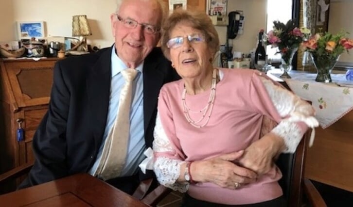 Louris Verweij (86) en Neeltje Verweij (84) traden 65 jaar geleden in het huwelijksbootje. Dit briljanten bruidspaar staat nog vol in het leven en vierde een groots feest op 10 september aan het Zuidwijk in Boskoop. FOTO: Feya Rosbergen