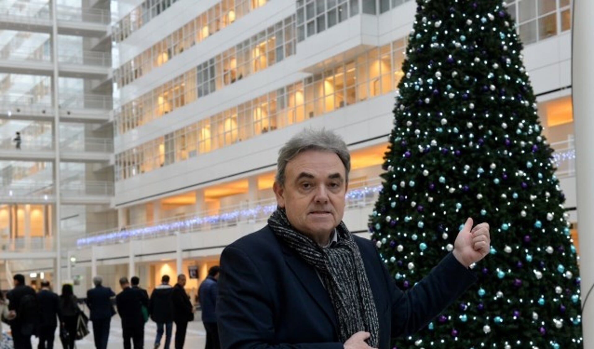 Willem Post bij de kerstboom in het Atrium in het stadhuis.