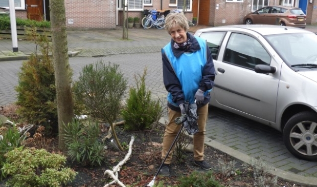 Monique maakte er een gewoonte van om elke week anderhalf uur vuil op te halen in haar buurt. "Er ligt zoveel vuil dat ik op een rondje met gemak vier vuilniszakken vol krijg."