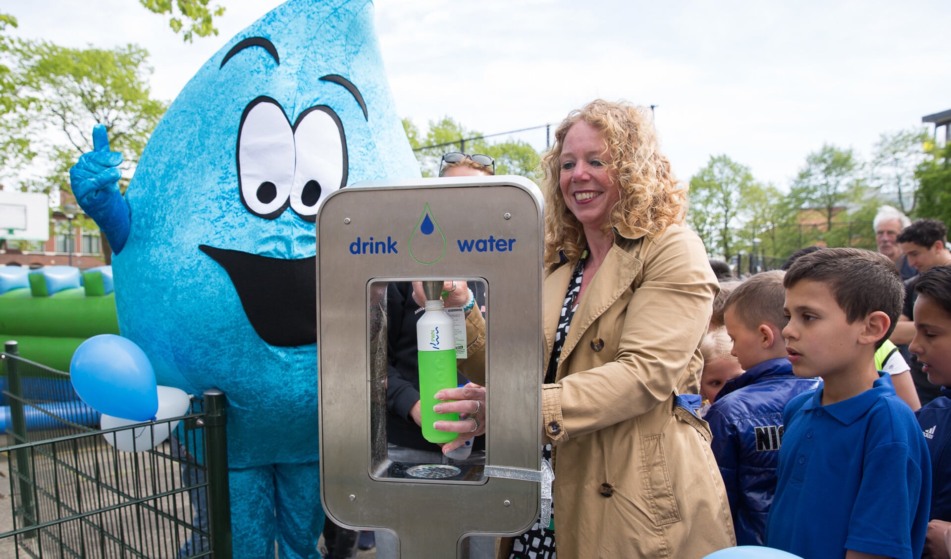 Een gratis watertappunt in Haarlem dat geopend werd met mascotte Druppie