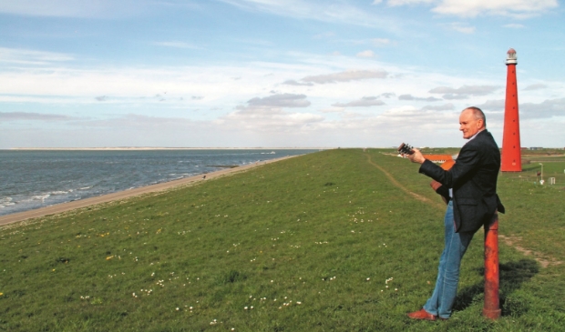 <p>Michiel Tegelberg zingt het Vrijheidslied.</p>