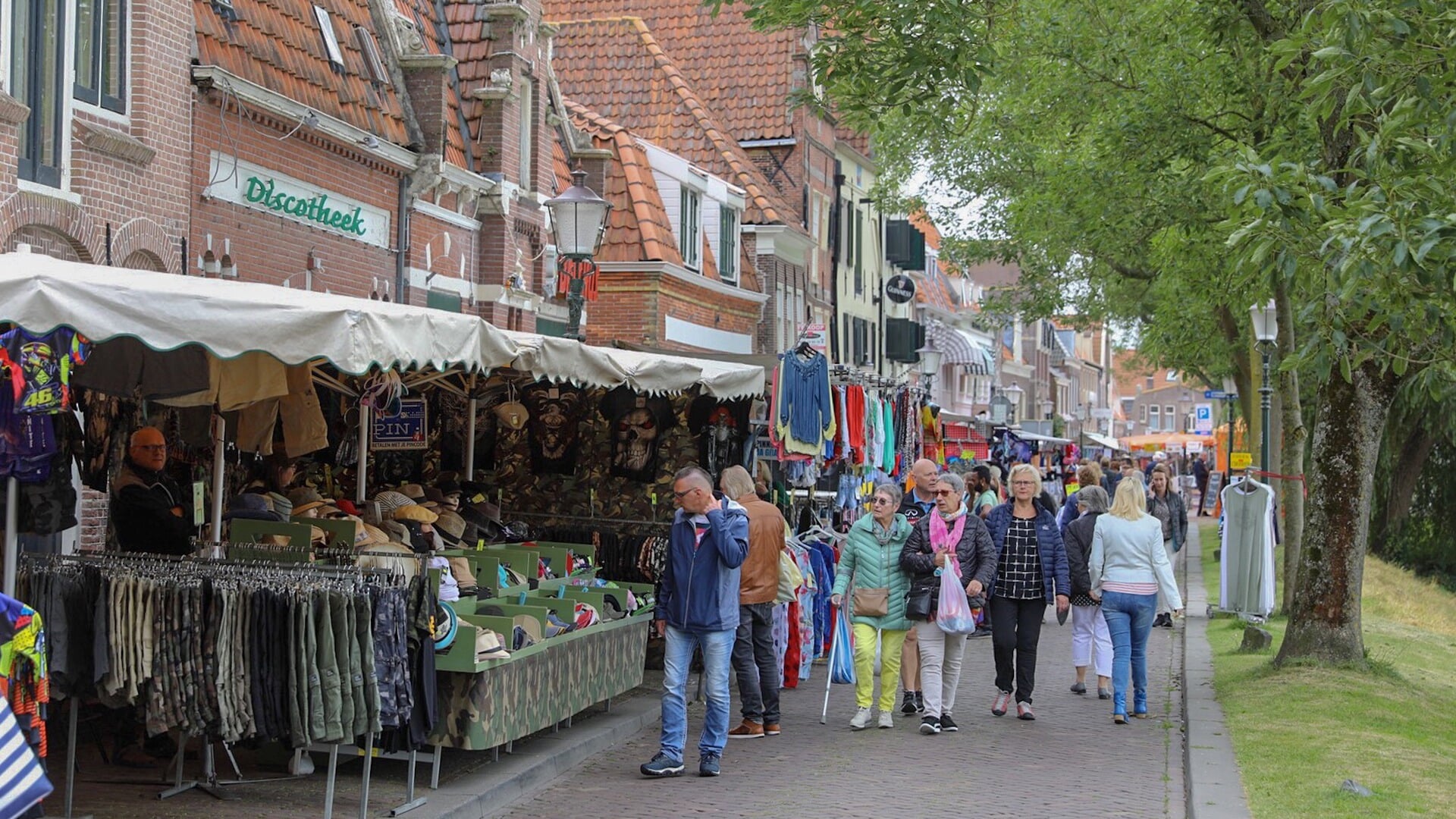 De markt strekt zich uit over de Westerstraat, Prinsenstraat, Dijk, Zuiderspui, Noorderhavendijk en Nieuwstraat.