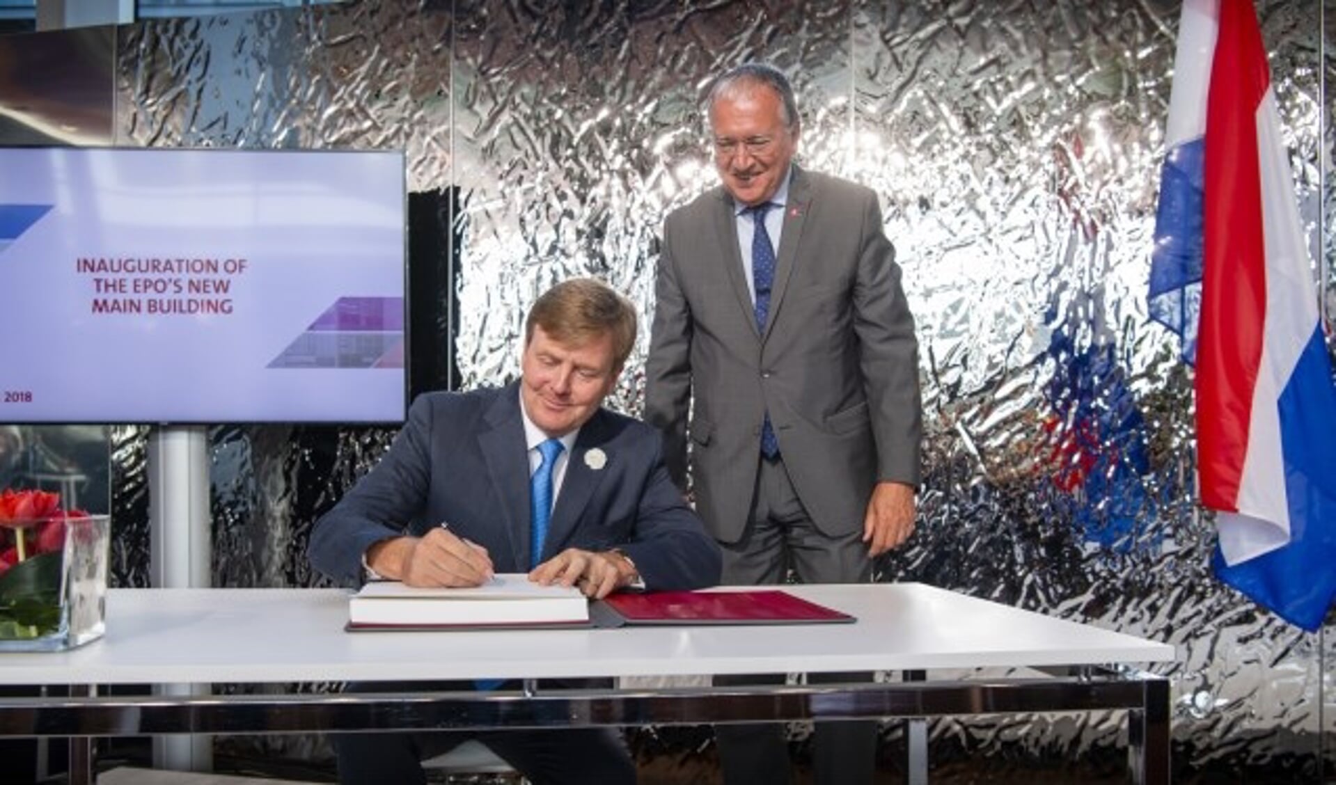Koning Willem-Alexander tekent, terwijl EPO President Benoît Battistelli trots toekijkt. Foto: Frank van Beek namens de European Patent Office