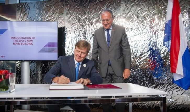 Koning Willem-Alexander tekent, terwijl EPO President Benoît Battistelli trots toekijkt. Foto: Frank van Beek namens de European Patent Office