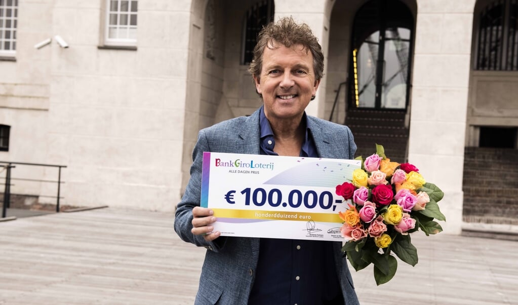 Robert ten Brink 'strooit' namens de BankGiro Loterij met geldprijzen. Zo  ook bij Corrie en Wiebe uit Purmerend. 