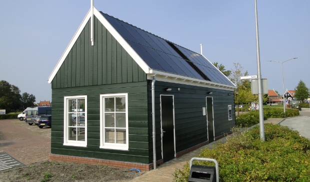 <p>Pin- en toiletgebouw Marken. </p>