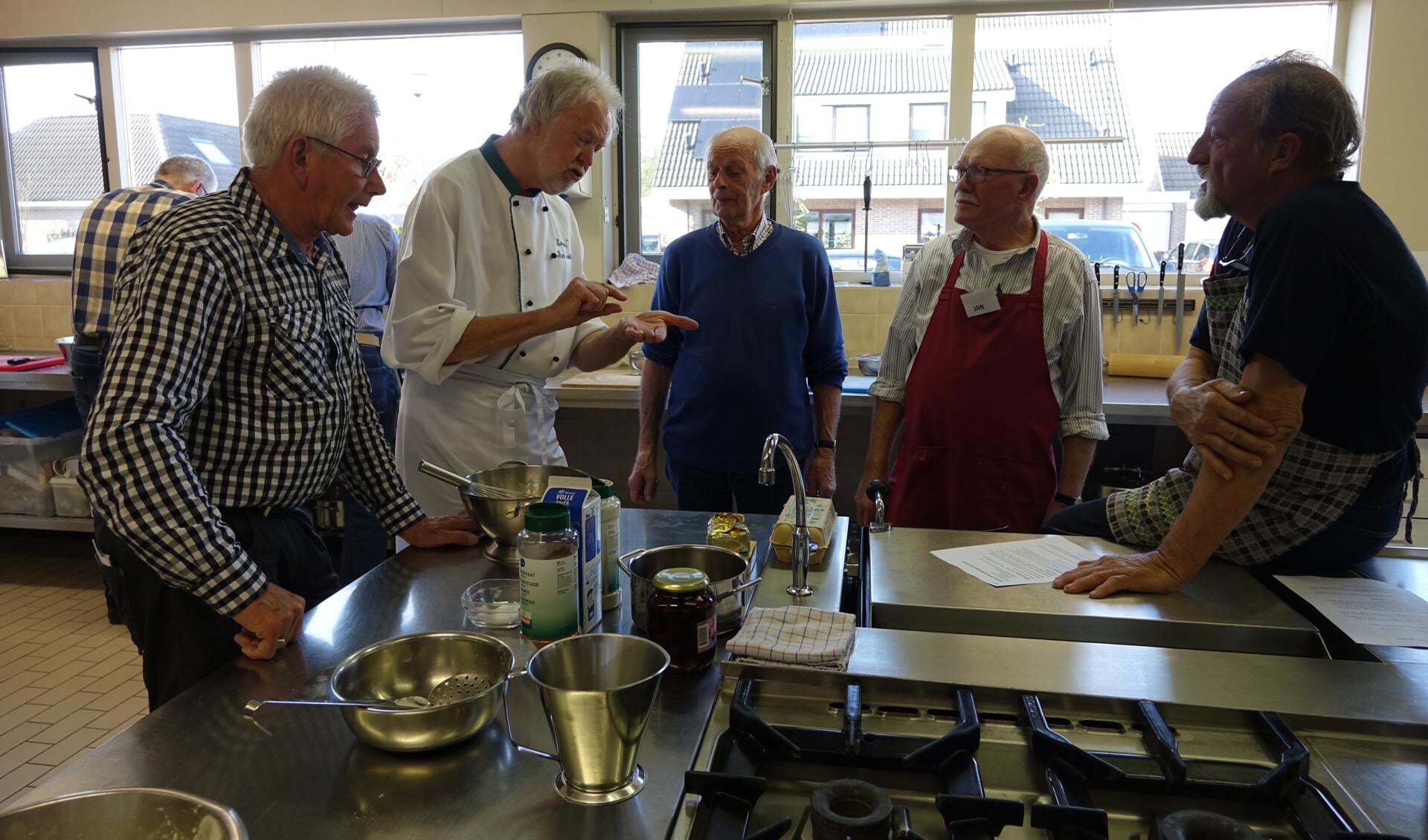 Met professioneel kok Theo Louter ontdekken deelnemers in zes bijeenkomsten hoe smaakvolle gerechten te bereiden. 