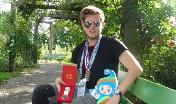 Roy de Jong (18) met behaalde medailles en de Koreaanse mascotte. Foto's: Morvenna Goudkade