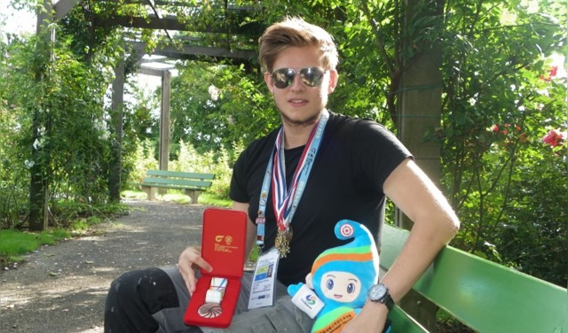 Roy de Jong (18) met behaalde medailles en de Koreaanse mascotte. Foto's: Morvenna Goudkade