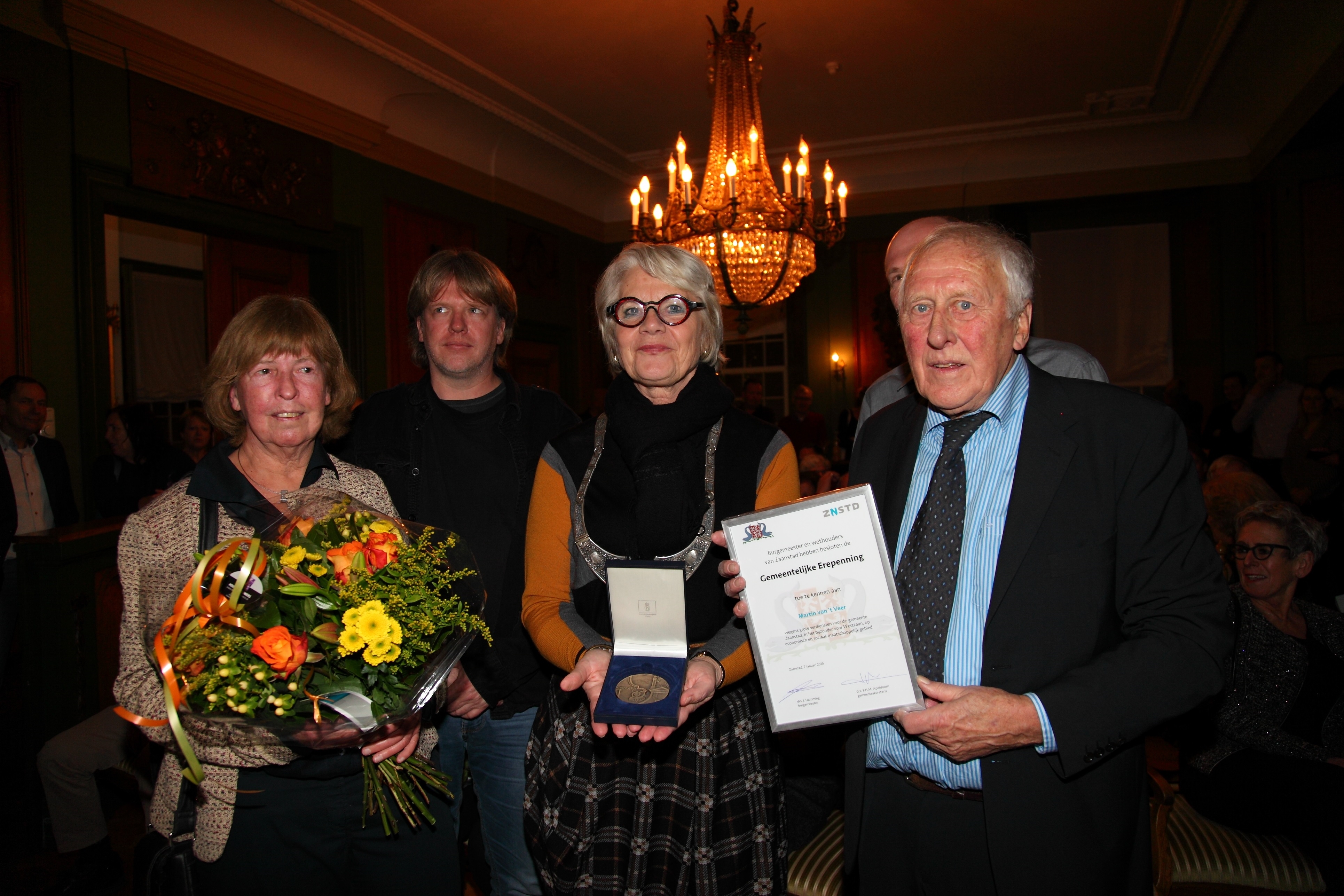 Een trotse en ontroerde Van 't Veer (links) met de Erepenning van Zaanstad.