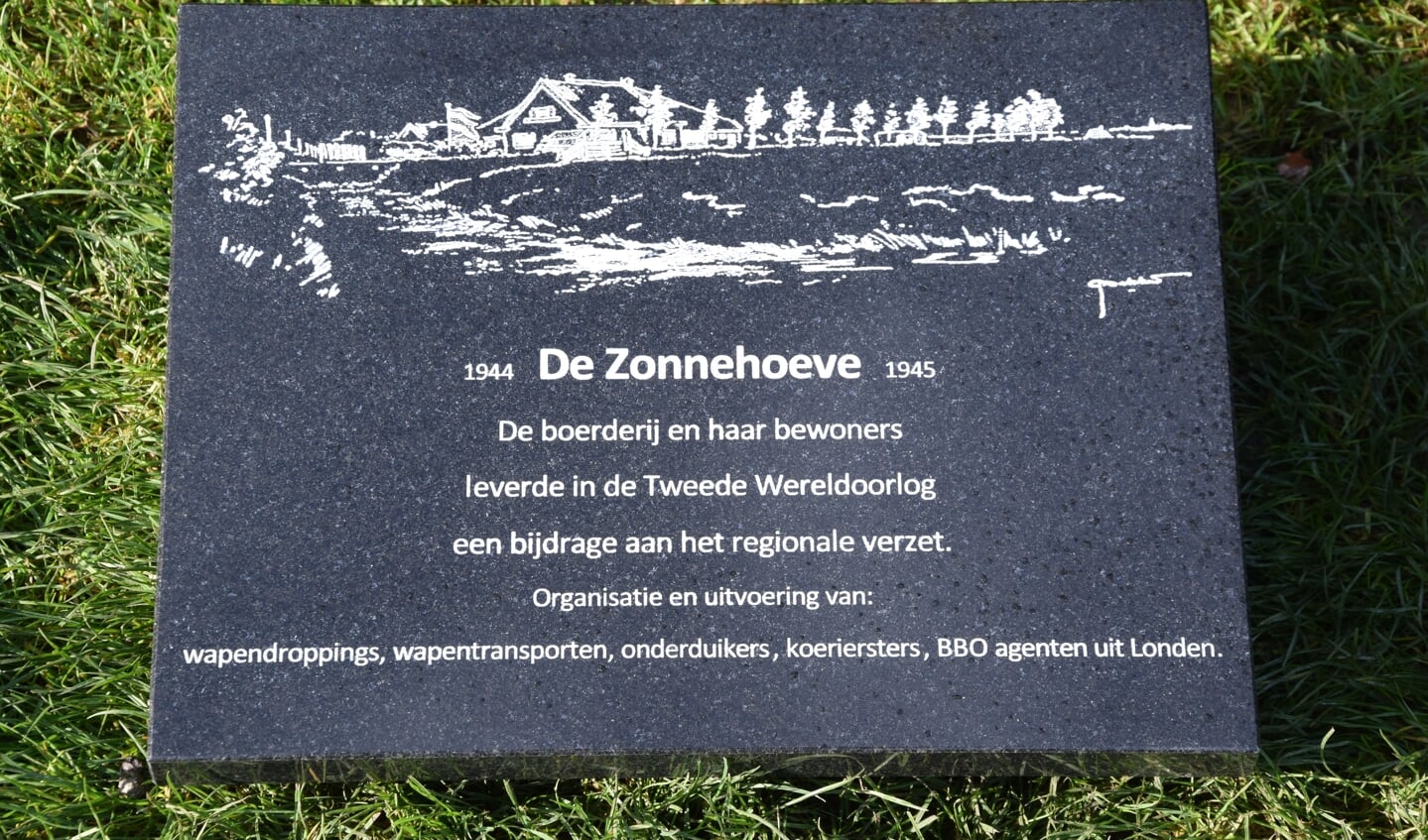 De gedenkplaat van Zonnehoeve, gemaakt door Frits van der Starre.