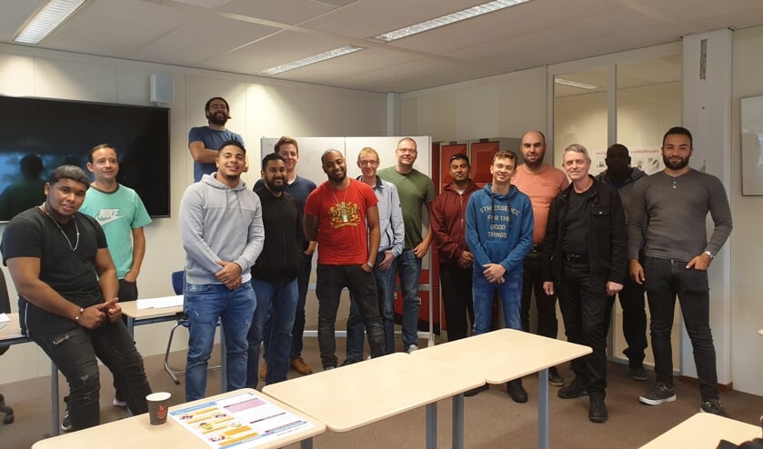 De volwassen leerlingen leren en werken tegelijkertijd en kunnen zo hun mbo 3-diploma in 2 jaar behalen.