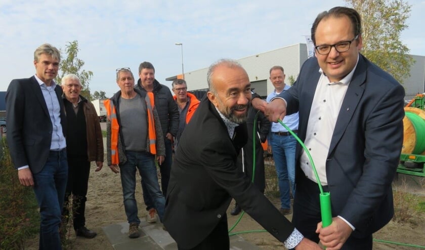 Serge Ferraro, wethouder Economische Zaken (rechts voor) en Haydar Erol, wethouder Openbare Ruimte, doen gezamenlijk de officiële starthandeling.