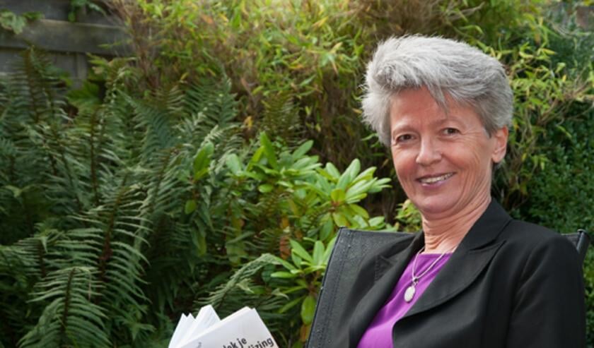 Jannie Ligthart met haar boek.