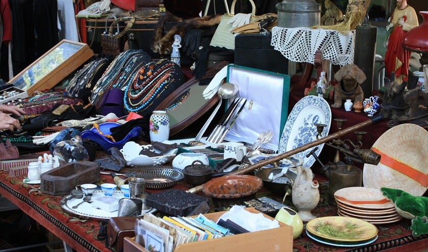 Snuffelen op de rommelmarkt.