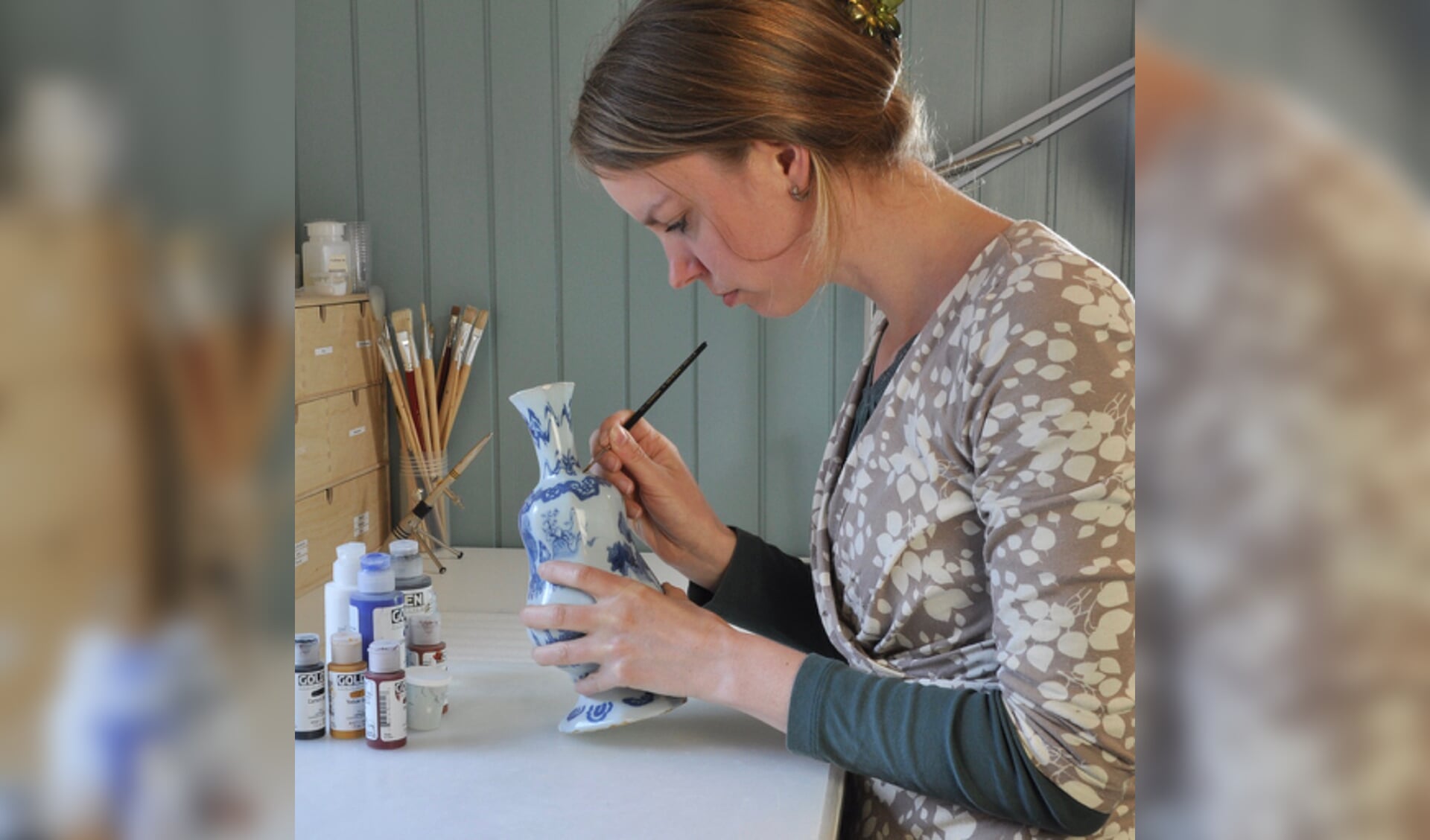Marijke Top, gespecialiseerd in conservering en restauratie van keramiek en glas.