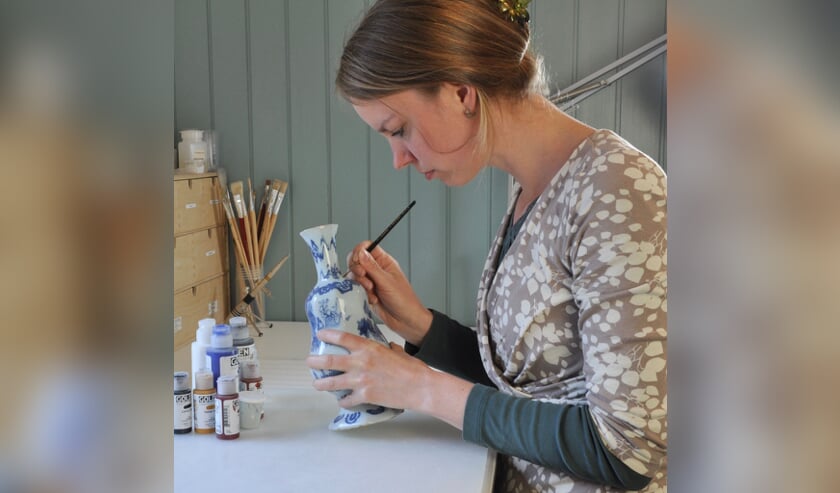 Marijke Top, gespecialiseerd in conservering en restauratie van keramiek en glas.
