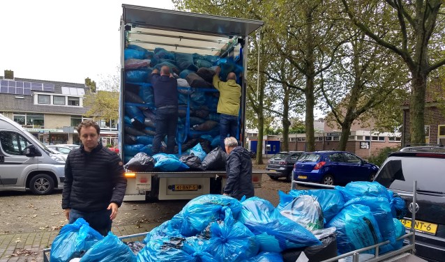 Op de foto wordt kleding geladen op Het Nieuwland in Broek in Waterland. 