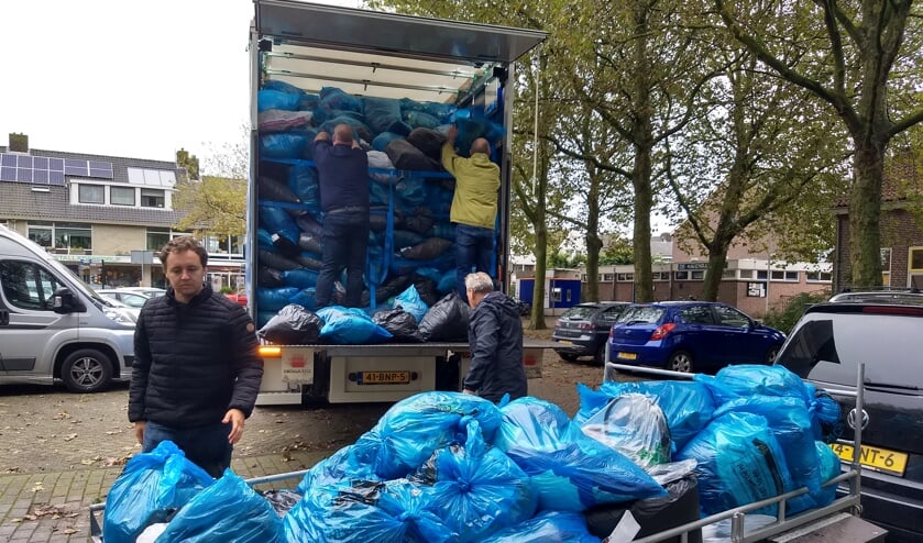 Op de foto wordt kleding geladen op Het Nieuwland in Broek in Waterland. 