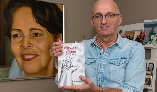 Jeroen Riemeijer met boek voor het portret van zijn zo gelifde Joke.