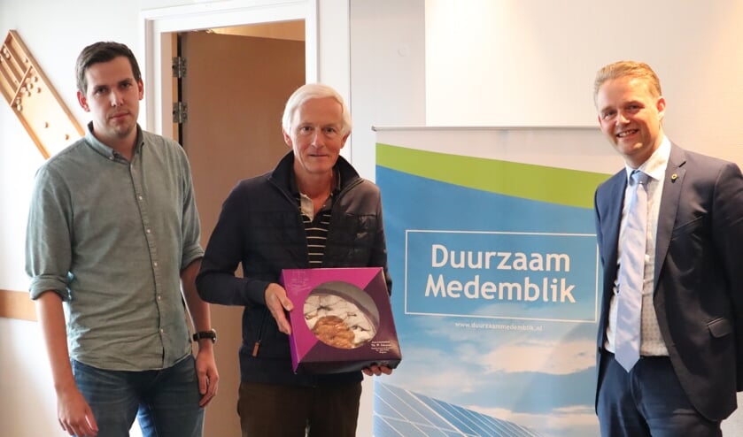 Peter Buscher, Carel van Poppel en wethouder Harry Nederpelt.