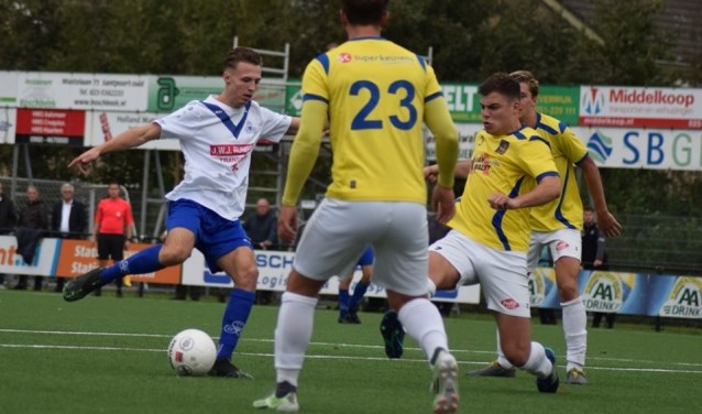 Invaller Kick de Goede (links) moet het opnemen tegen drie Oss'20-spelers.