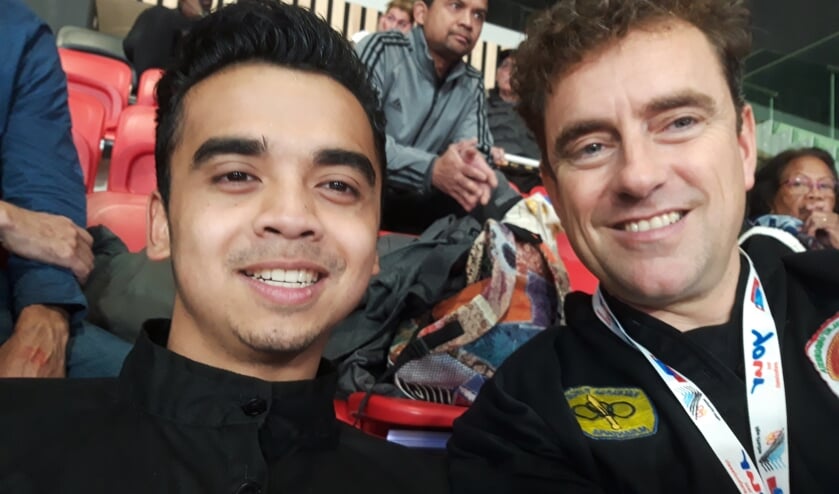 Alkmaarder Joshua Kartopawiro met zijn trainer Stephan Polak.