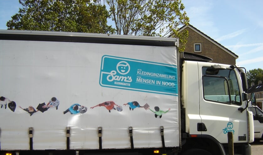 Vrijwilligers komen huis aan huis langs om kleding in te zamelen.