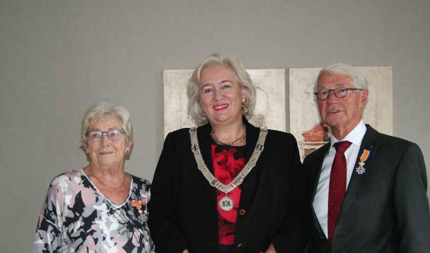Antoinette en Ton Ruighaver met burgemeester Marianne Schuurmans-Wijdeven na de uitreiking