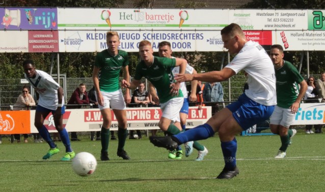 Tim uit den Boogaard schiet de pingel binnen.