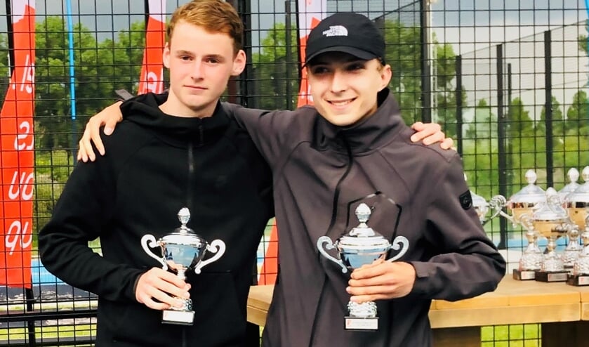 Xander Aue (rechts) en Olivier Tolk na het behalen van hun tweede plaats in het NK Padel