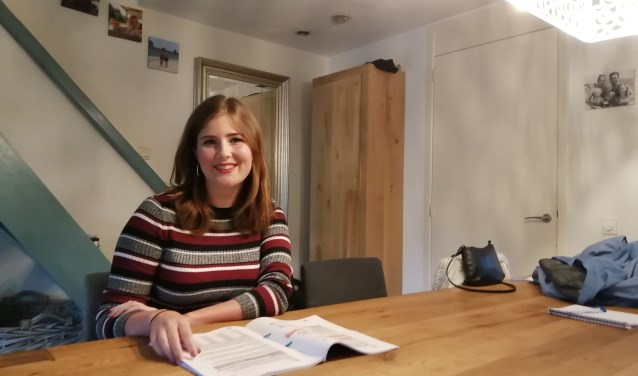 Dikke documenten doorploegen hoort ook bij het werk van een raadslid. Noah bestudeert de begroting.