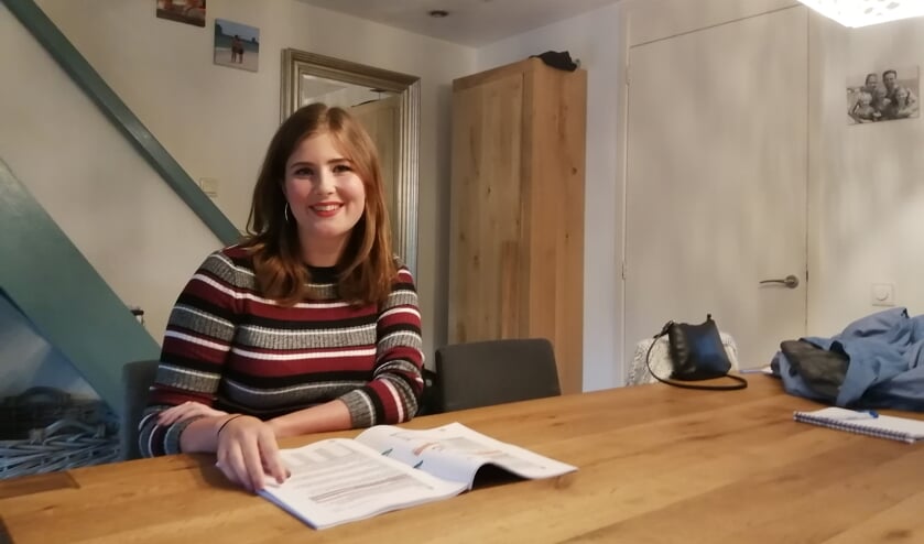 Dikke documenten doorploegen hoort ook bij het werk van een raadslid. Noah bestudeert de begroting.