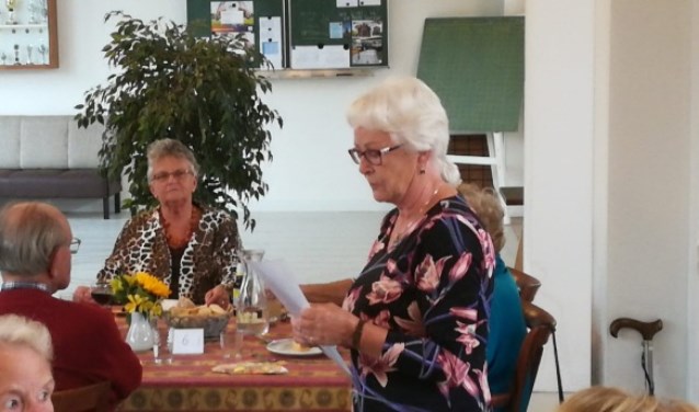 Annie Luik heet iedereen welkom.