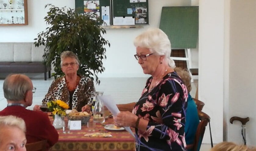 Annie Luik heet iedereen welkom.