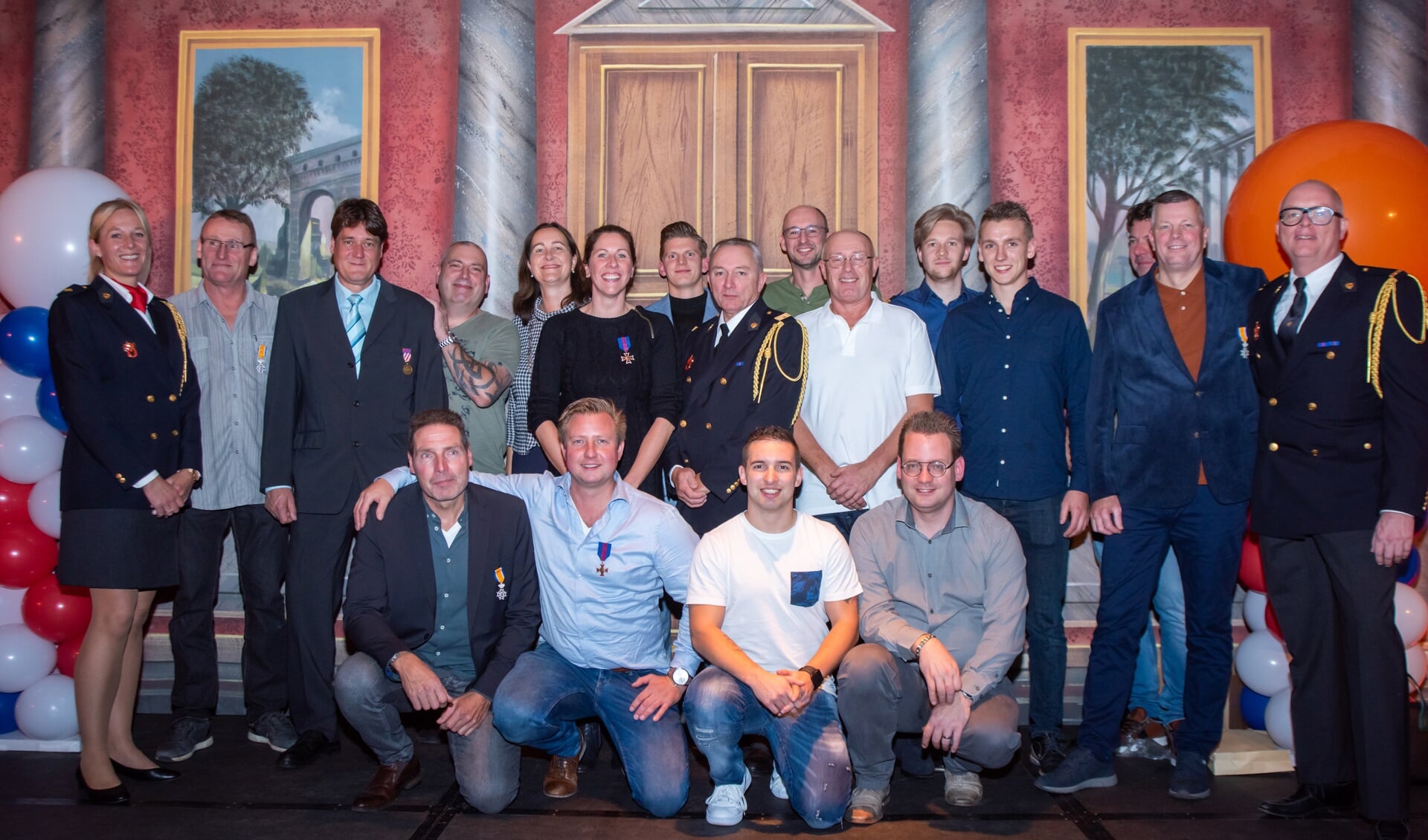 De jubilea/gediplomeerden met leidinggevenden en burgemeester Mieke Baltus. (Foto: Brandweer Heemskerk)